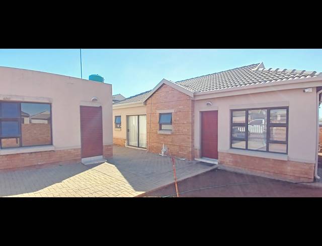 3 BEDROOM TOWNHOUSE FOR SALE IN MARELDEN